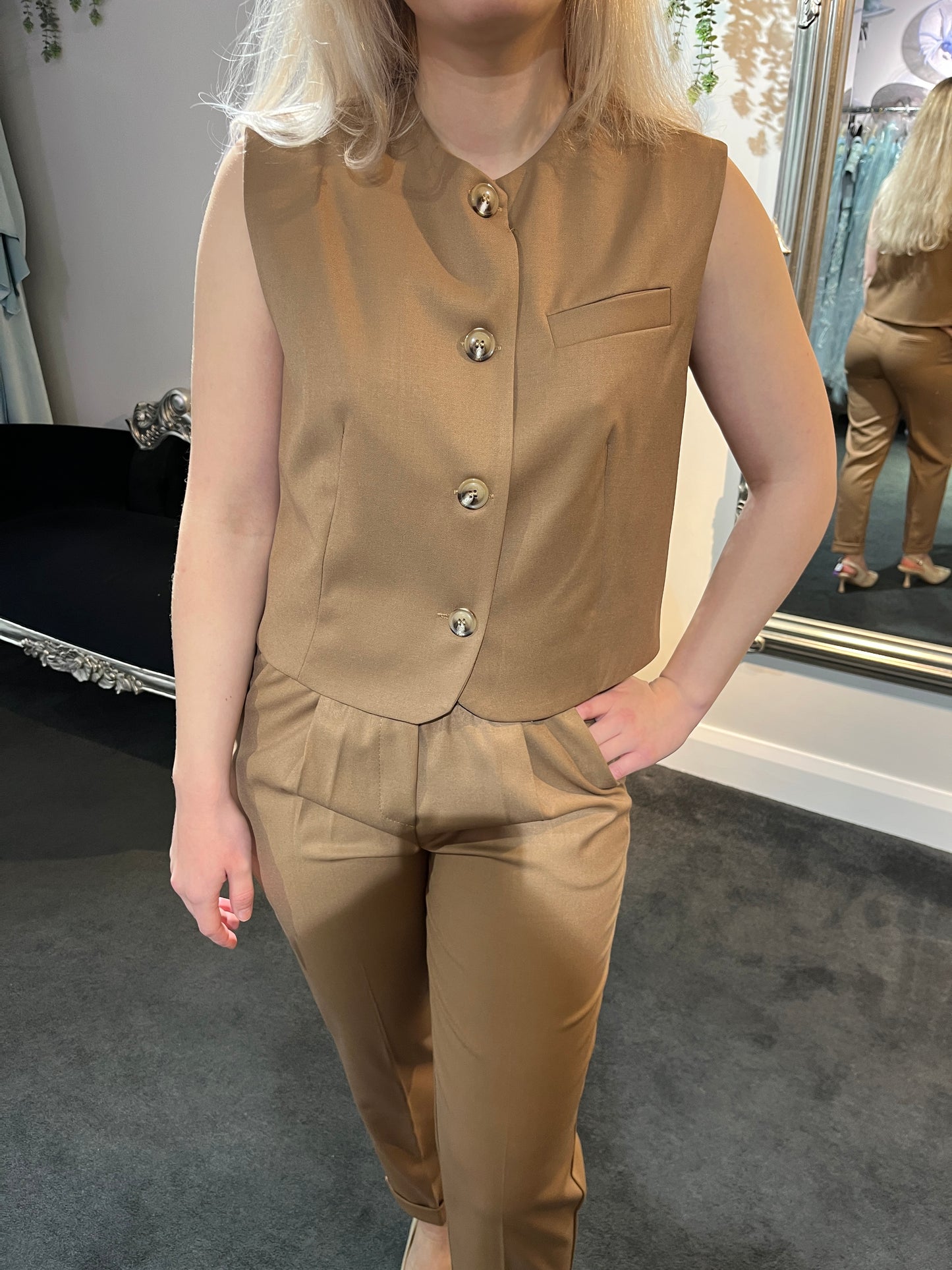 Cropped Sleeveless Blazer